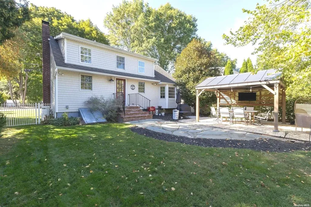 335 4th Avenue Saint James NY 11780