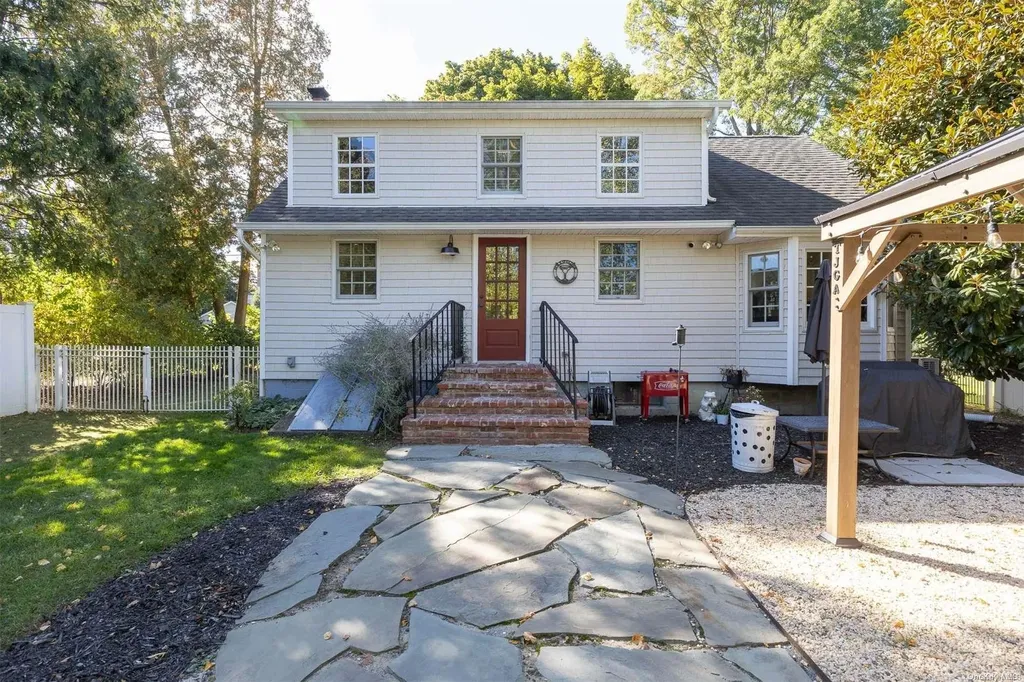 335 4th Avenue Saint James NY 11780