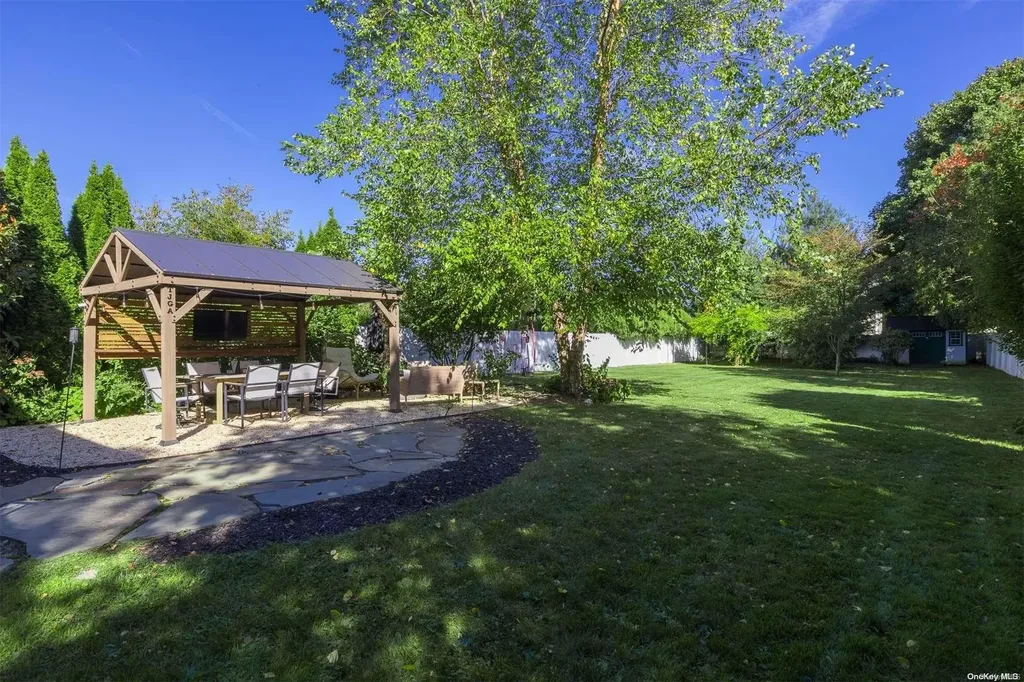 335 4th Avenue Saint James NY 11780