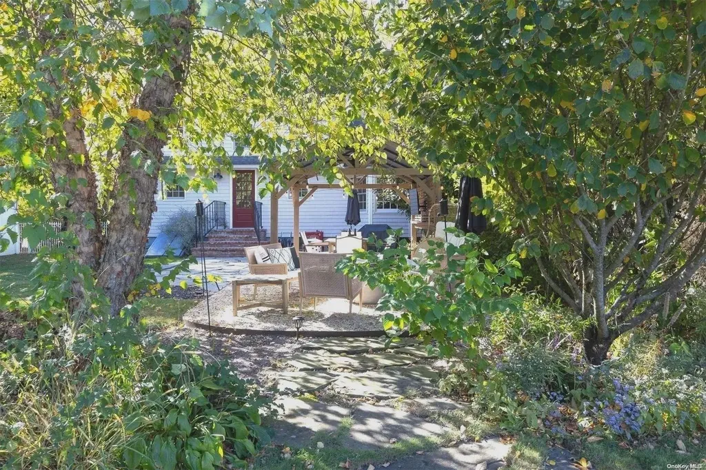 335 4th Avenue Saint James NY 11780