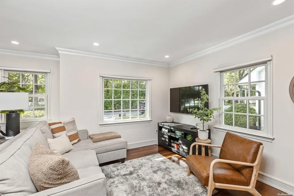 335 4th Avenue Saint James NY 11780