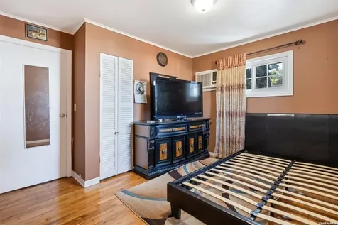 381 28th Street Copiague NY 11726