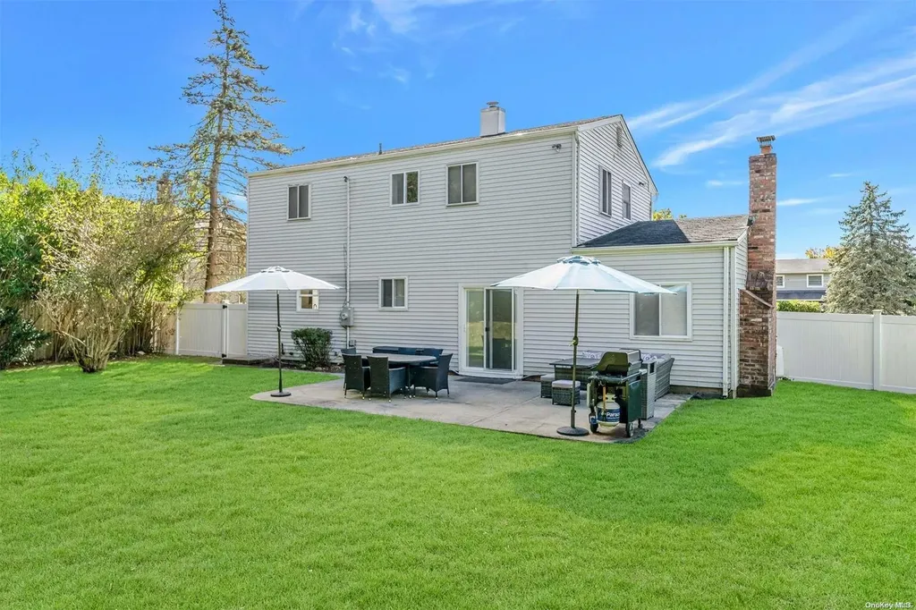 122 Thunder Road Holbrook NY 11741