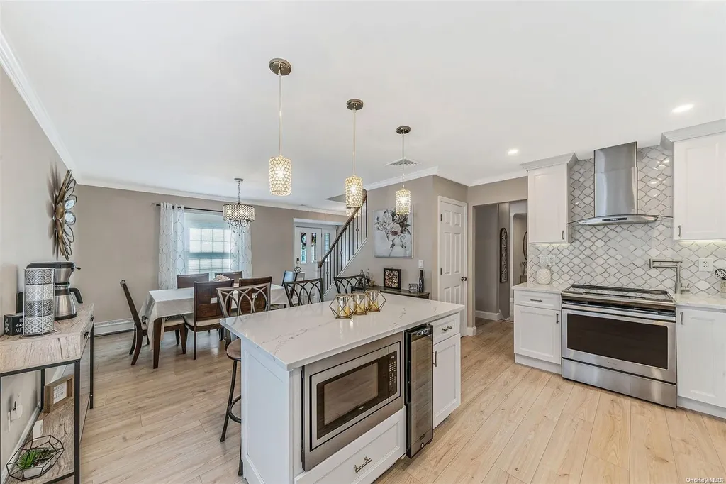 122 Thunder Road Holbrook NY 11741
