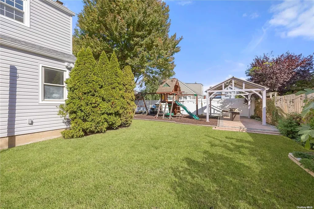 2859 Weeks Avenue Oceanside NY 11572