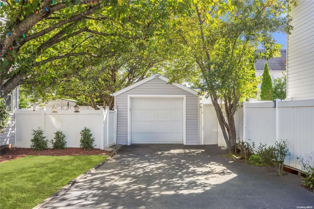 2859 Weeks Avenue Oceanside NY 11572