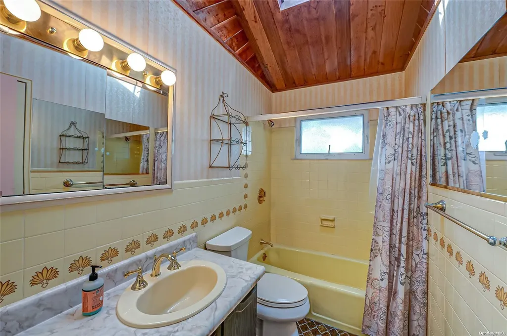 48 Boulevard Avenue West Islip NY 11795