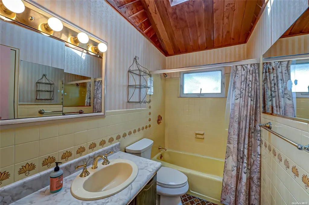 48 Boulevard Avenue West Islip NY 11795