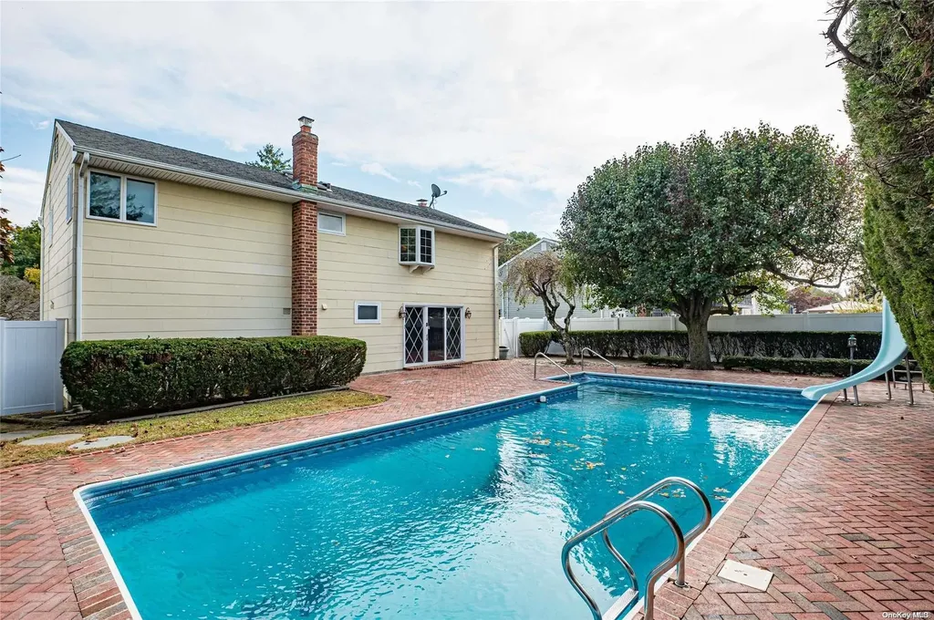 48 Boulevard Avenue West Islip NY 11795