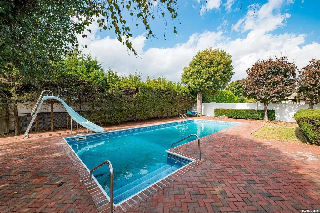 48 Boulevard Avenue West Islip NY 11795