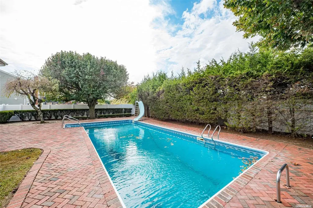 48 Boulevard Avenue West Islip NY 11795