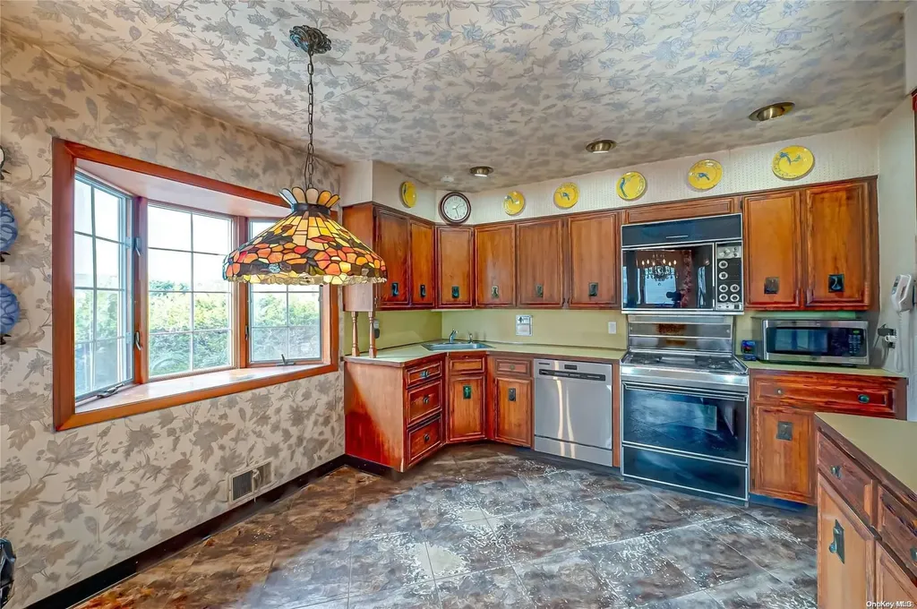 48 Boulevard Avenue West Islip NY 11795