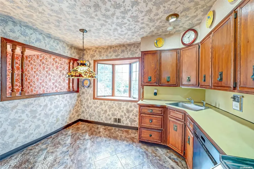 48 Boulevard Avenue West Islip NY 11795