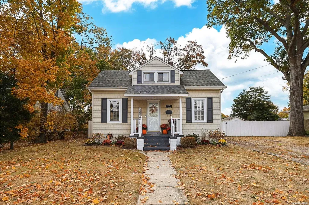 46 Pine Street Islip NY 11751