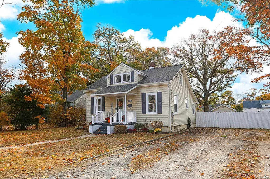 46 Pine Street Islip NY 11751