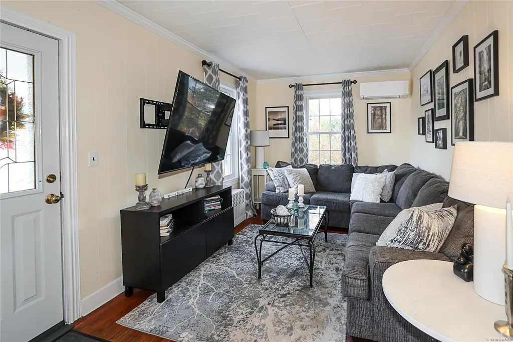 46 Pine Street Islip NY 11751
