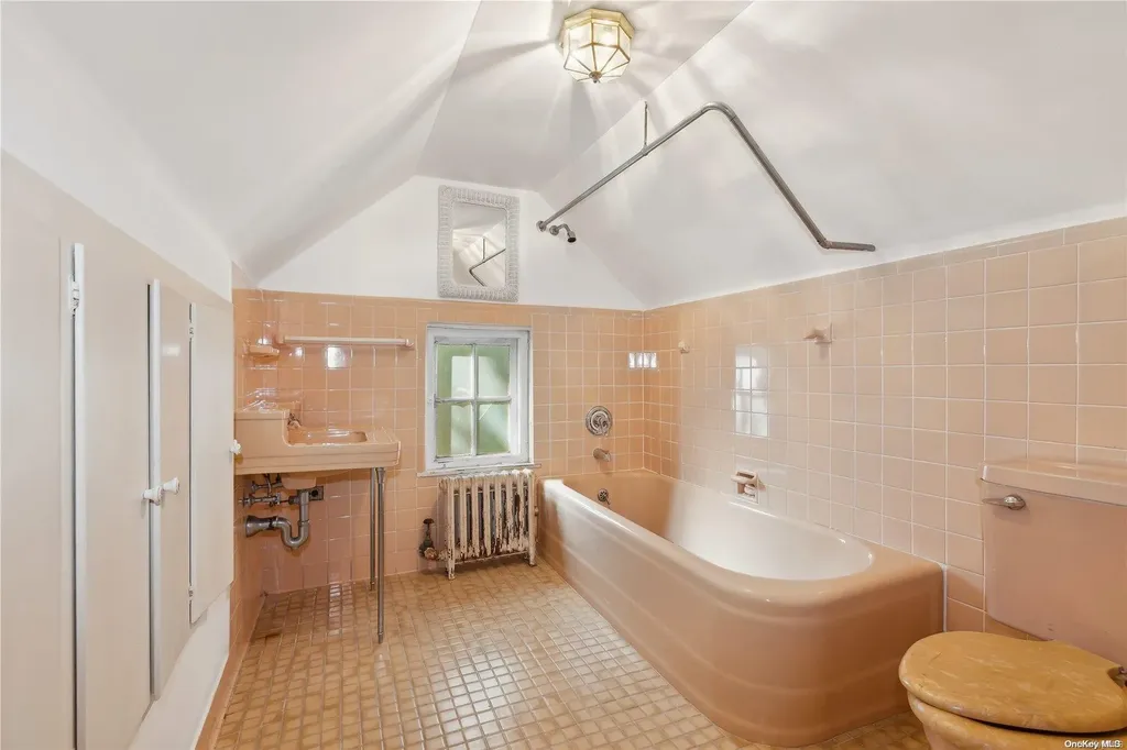 12 Middlemay Circle Forest Hills NY 11375