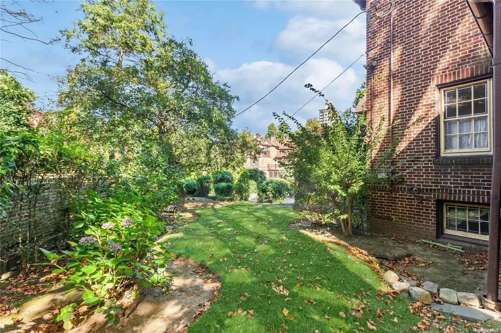 12 Middlemay Circle Forest Hills NY 11375