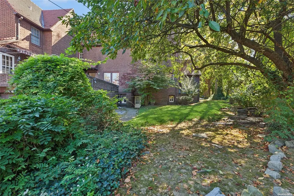 12 Middlemay Circle Forest Hills NY 11375
