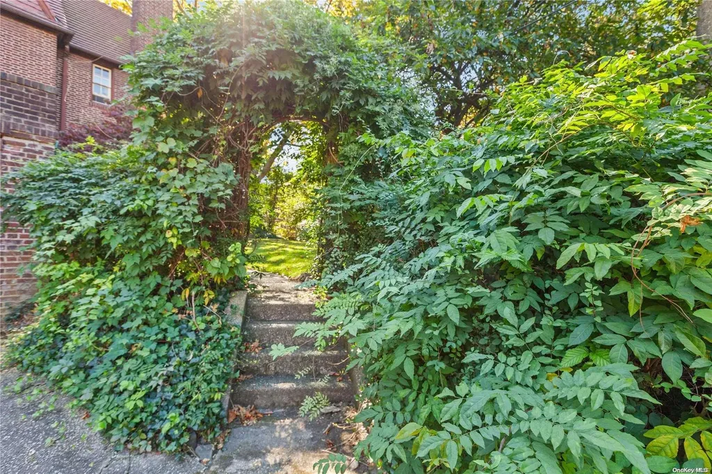 12 Middlemay Circle Forest Hills NY 11375