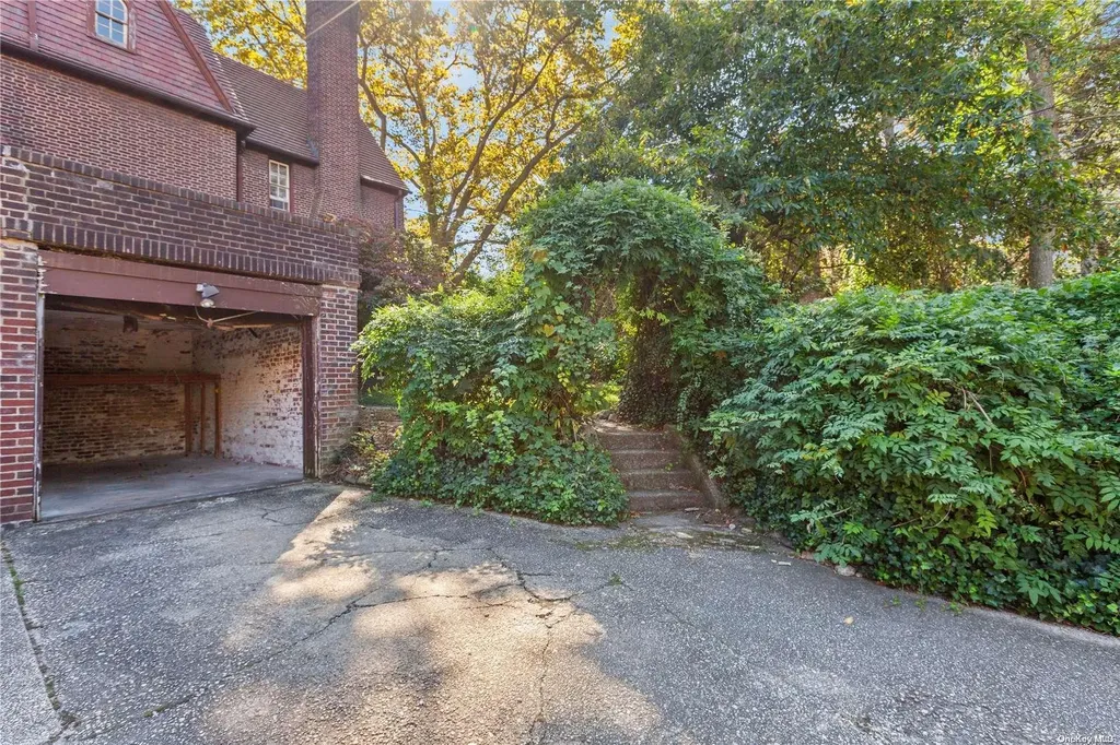 12 Middlemay Circle Forest Hills NY 11375