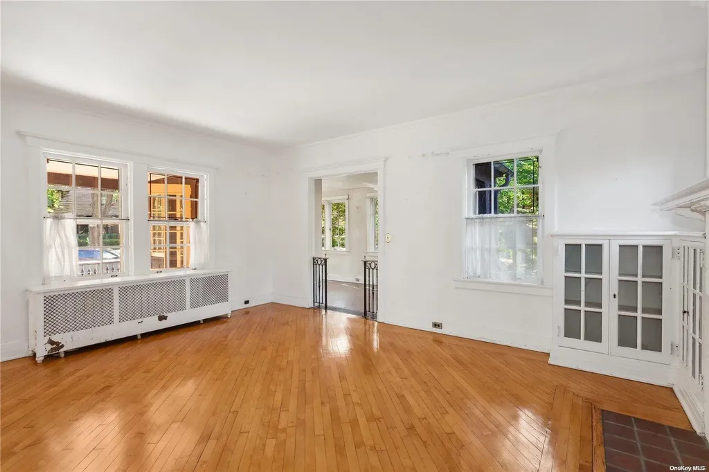 12 Middlemay Circle Forest Hills NY 11375