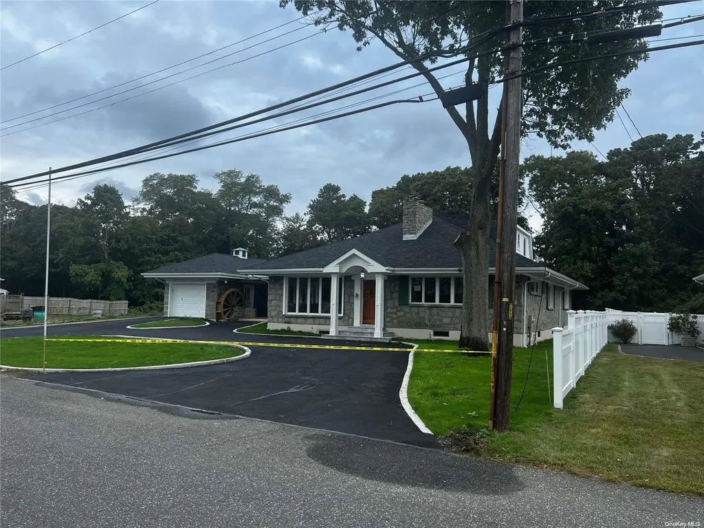 93 Lake Street Islip NY 11751