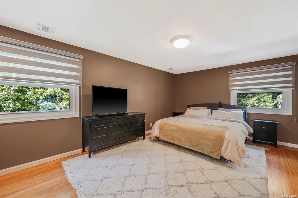 697 Meadow Road Smithtown NY 11787