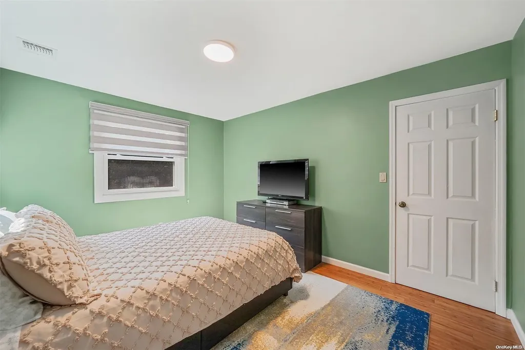 697 Meadow Road Smithtown NY 11787
