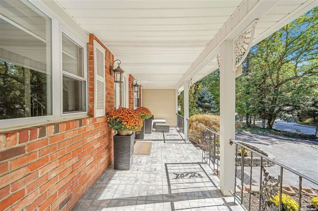 697 Meadow Road Smithtown NY 11787