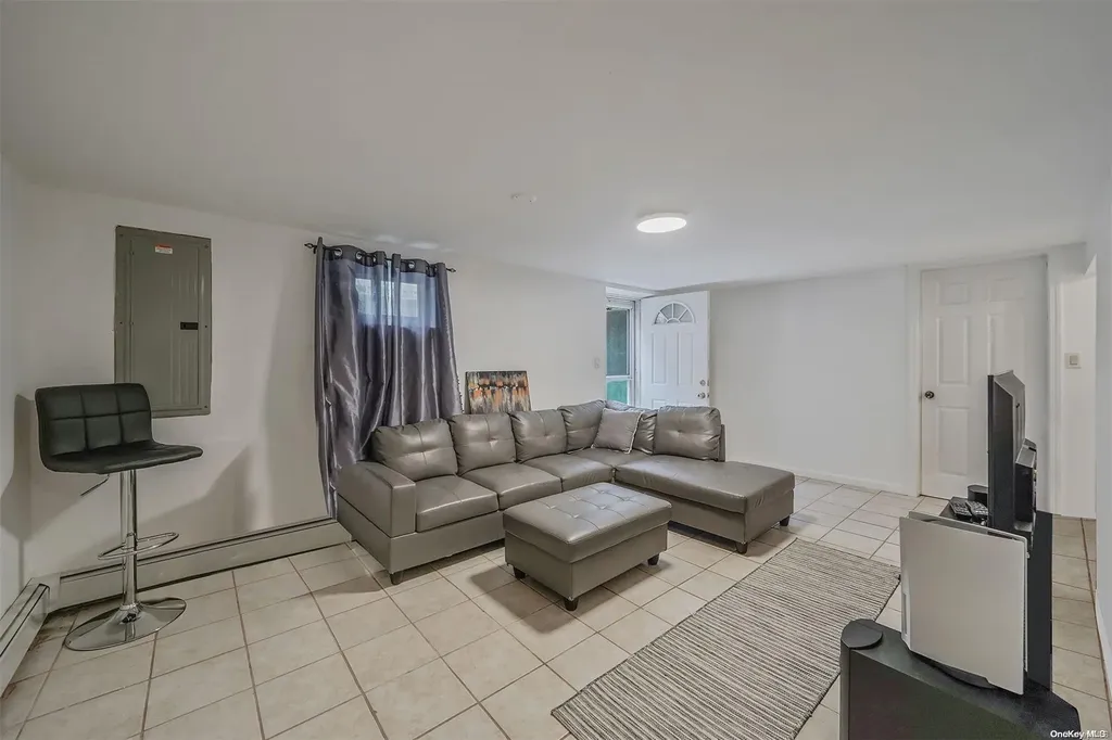 697 Meadow Road Smithtown NY 11787