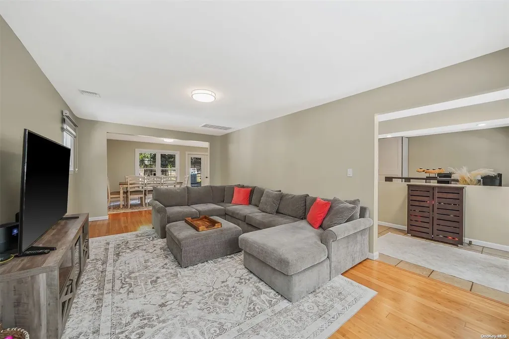 697 Meadow Road Smithtown NY 11787