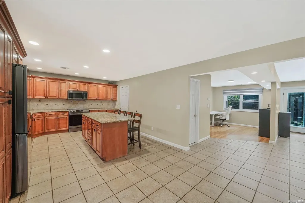 697 Meadow Road Smithtown NY 11787