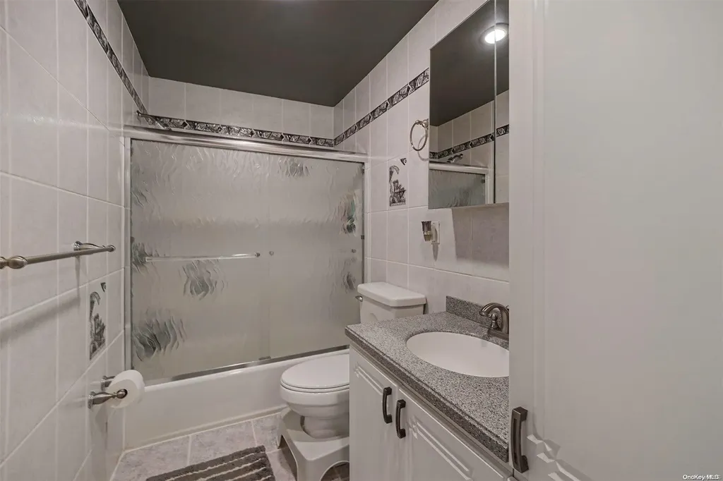 697 Meadow Road Smithtown NY 11787