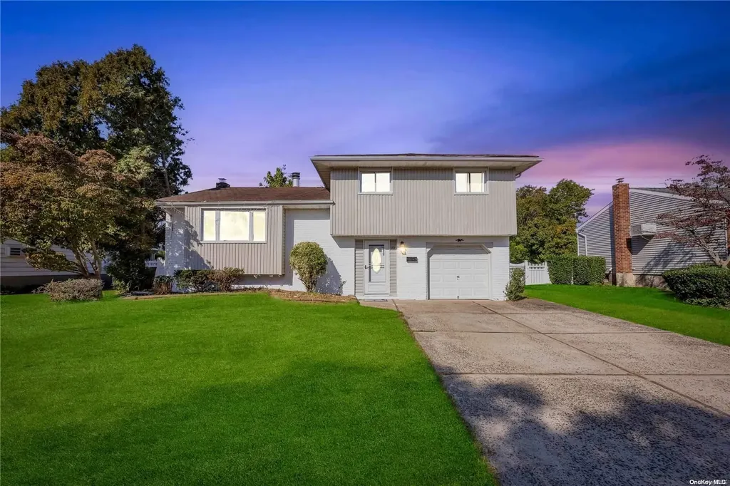10 Alan Crest Drive Hicksville NY 11801