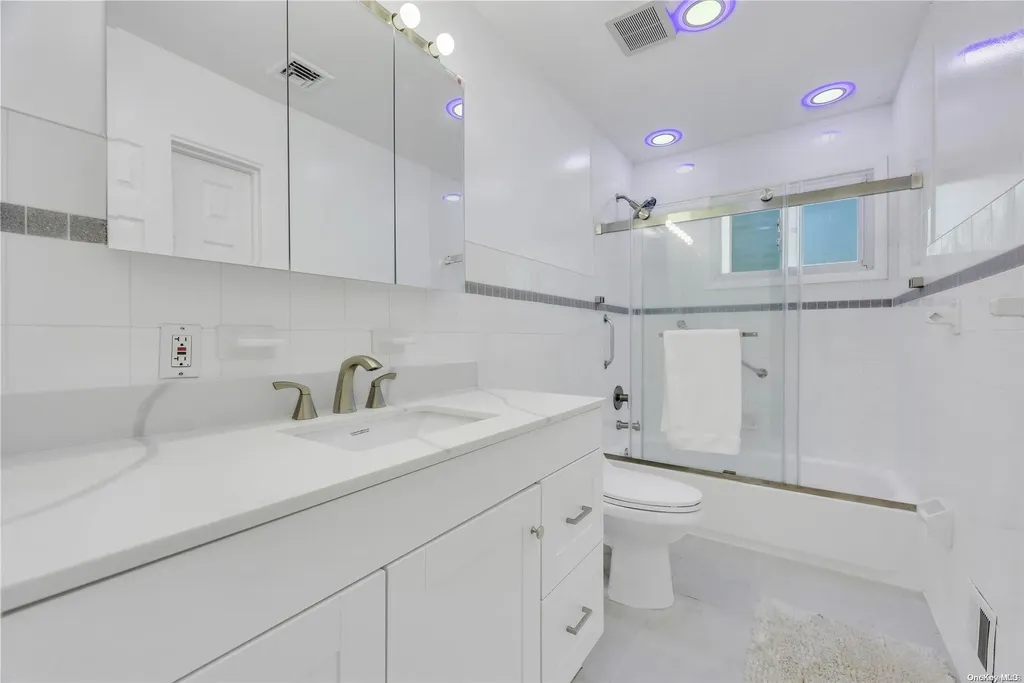 10 Alan Crest Drive Hicksville NY 11801