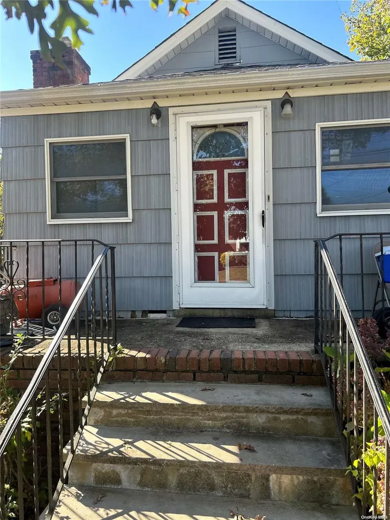 541 Beacon Avenue Lindenhurst NY 11757