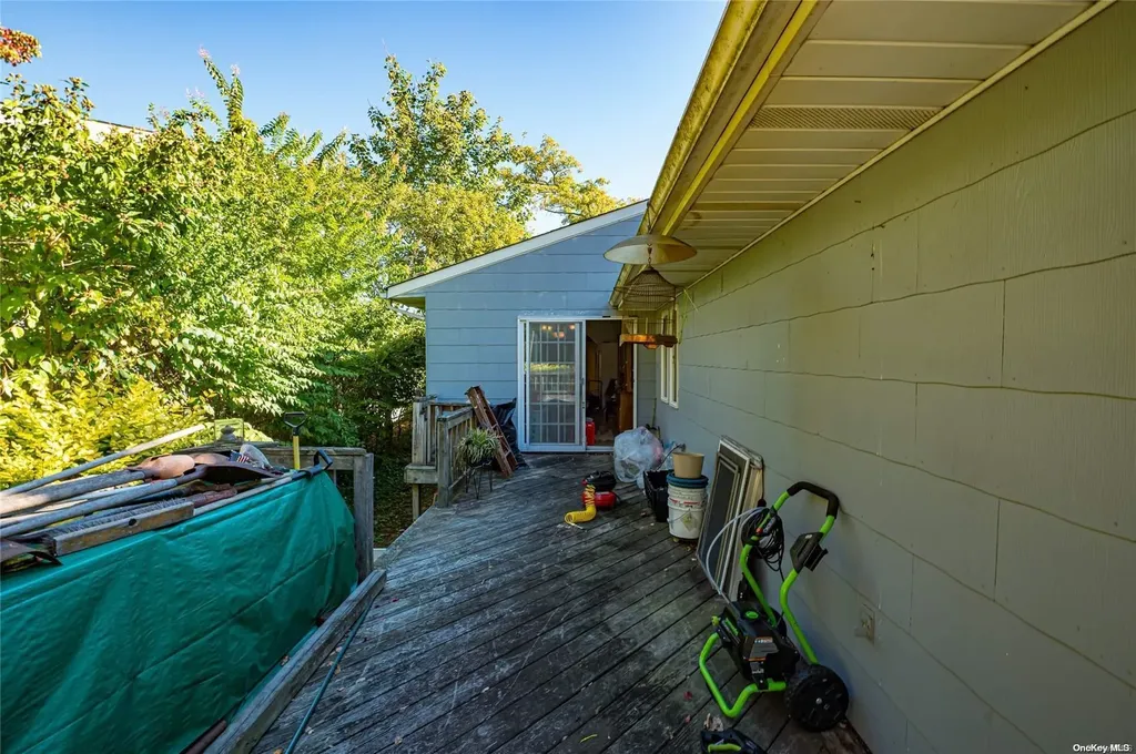 541 Beacon Avenue Lindenhurst NY 11757