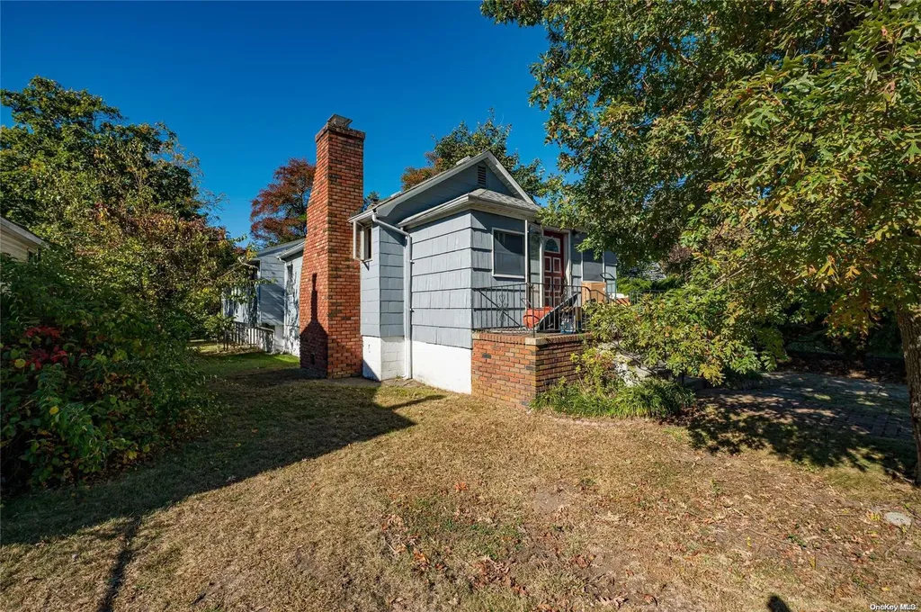 541 Beacon Avenue Lindenhurst NY 11757