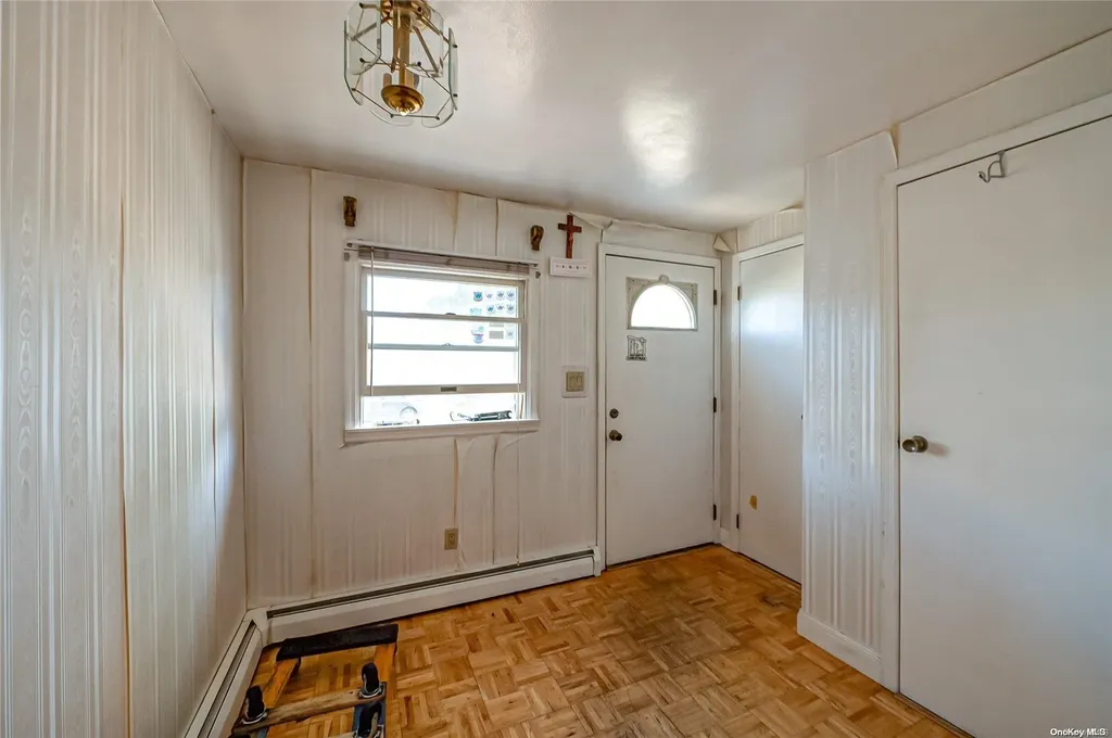 541 Beacon Avenue Lindenhurst NY 11757