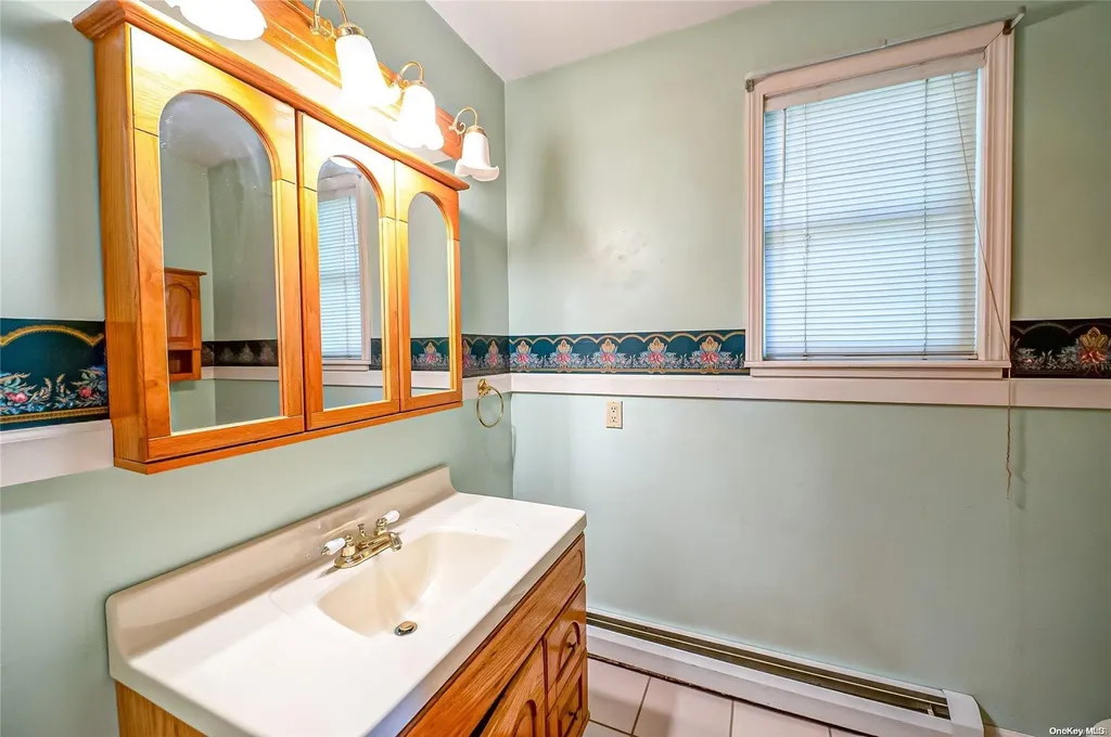 541 Beacon Avenue Lindenhurst NY 11757