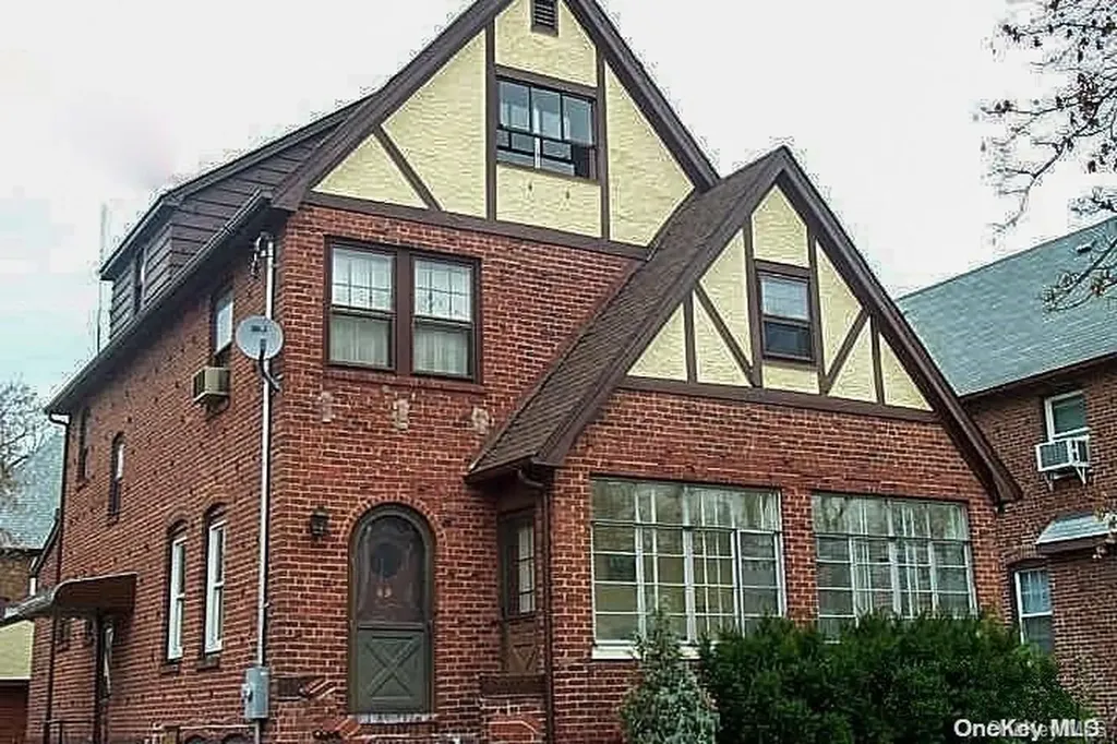 49 Trafalgar Square Lynbrook NY 11563