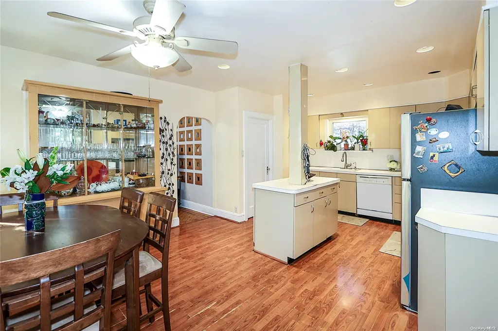 49 Trafalgar Square Lynbrook NY 11563