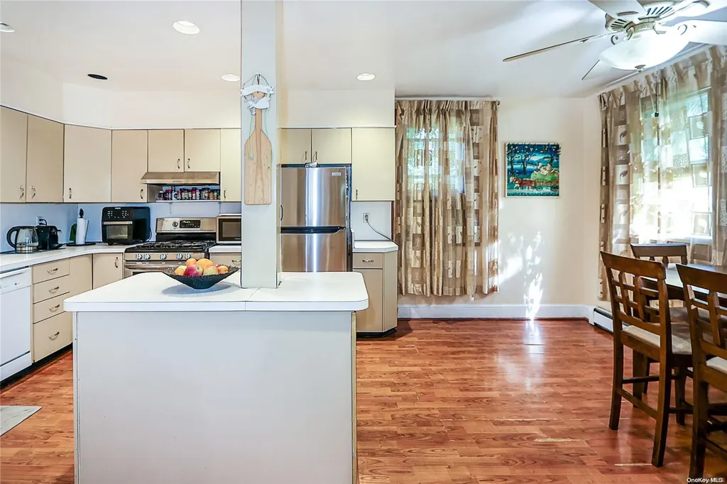 49 Trafalgar Square Lynbrook NY 11563