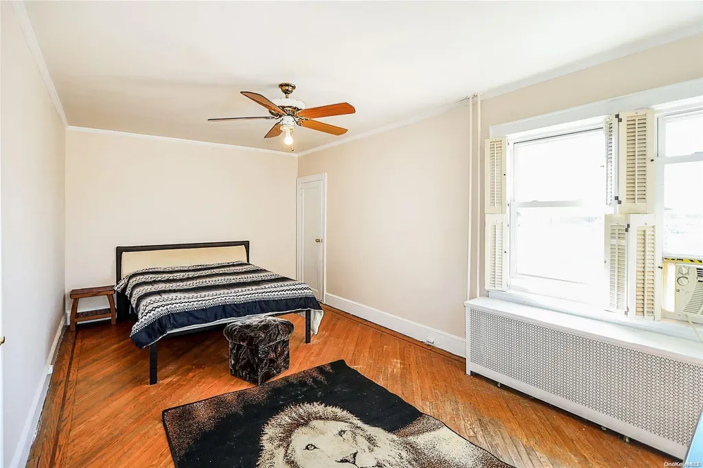 49 Trafalgar Square Lynbrook NY 11563
