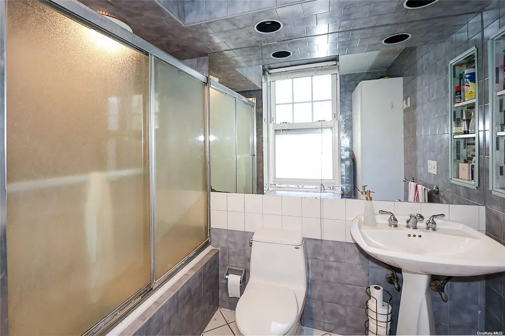 49 Trafalgar Square Lynbrook NY 11563