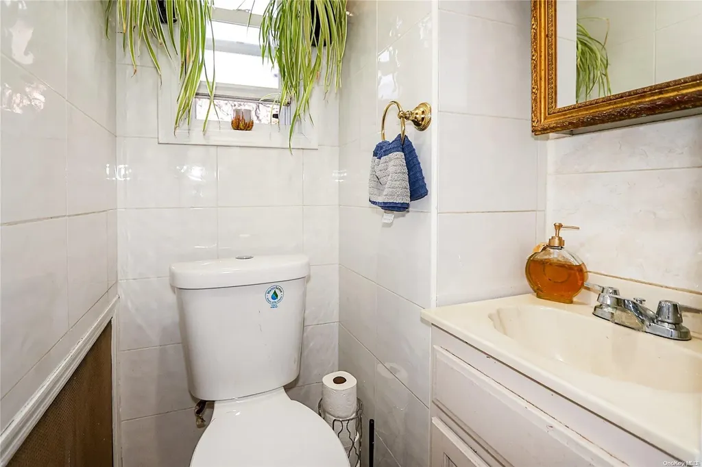 49 Trafalgar Square Lynbrook NY 11563