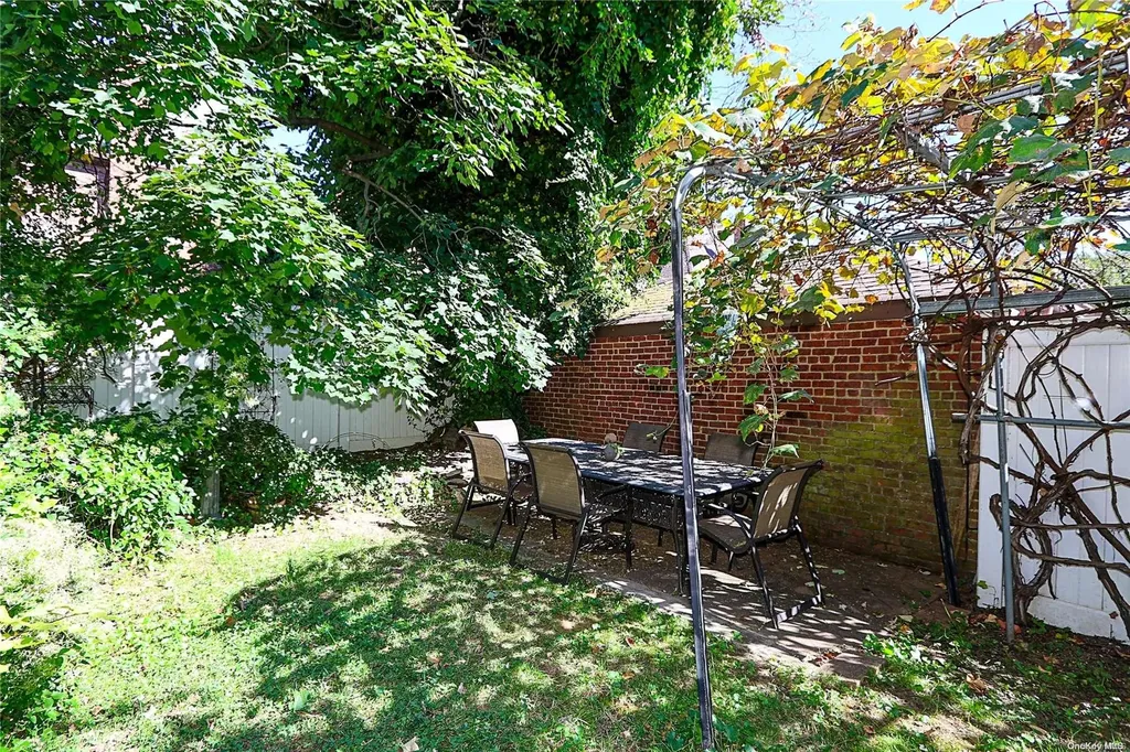 49 Trafalgar Square Lynbrook NY 11563