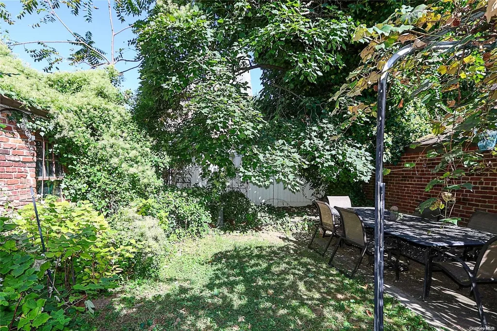 49 Trafalgar Square Lynbrook NY 11563