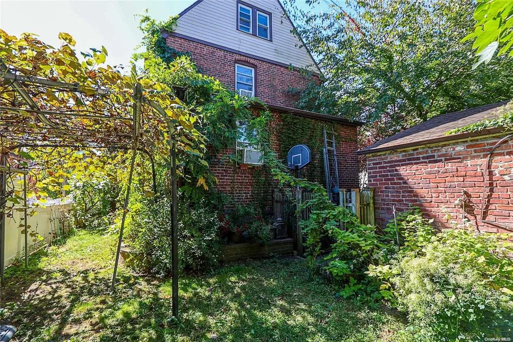 49 Trafalgar Square Lynbrook NY 11563